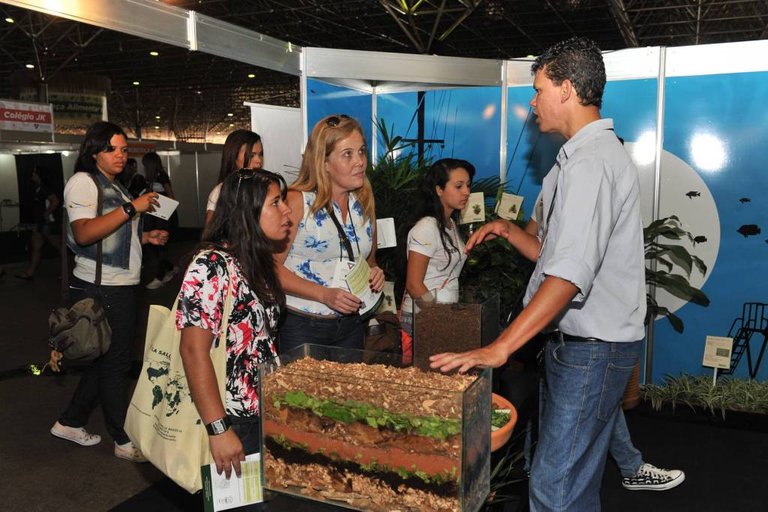 Explicações no estande da Câmara dos Deputados na Semana Nacional de Ciência e Tecnologia 2012