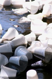 Copos jogados em rio