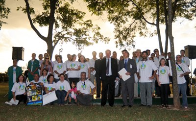 Caminhada aos Bosque dos Constituintes &eacute; sucesso nas comemora&ccedil;&otilde;es do Dia do Meio Ambiente  A 1&ordf; Caminhada dos ecocamaradas ao Bosque dos Constituintes foi realizada na &uacute;ltima segunda-feira (07/06), e reuniu servidores em um final de tarde de atividade f&iacute;sica e educa&ccedil;&atilde;o ambiental. Palestras sobre a fauna e flora do parque, a entrega do termo de autorga para perfura&ccedil;&atilde;o de um po&ccedil;o artesiano no local, o sorteio de brindes diversos e a distribui&ccedil;&atilde;o de mudas de &aacute;rvores, entre outras atividades, ajudaram a enriquecer o que j&aacute; est&aacute; sendo considerado um dos grandes sucessos dentre as comemora&ccedil;&otilde;es do Dia do Meio Ambiente na C&acirc;mara dos Deputados em 2010.  A id&eacute;ia da caminhada foi proposta durante da 2&ordf; Oficina de Trabalho Baseado no Modelo Colaborativo, oferecida aos ecocamaradas pelo EcoC&acirc;mara, em parceria com a Funda&ccedil;&atilde;o SOS Mata Atl&acirc;ntica, no &uacute;ltimo dia 29 de abril. Os ecocamaradas Adsam Jacqueline e Reynaldo Stavale foram os respons&aacute;veis pela elabora&ccedil;&atilde;o do projeto. Jacqueline diz que a iniciativa &eacute; uma oportunidade de chamar a aten&ccedil;&atilde;o para quest&otilde;es ambientais, trocar id&eacute;ias e divulgar trabalhos do EcoC&acirc;mara, que est&aacute; fazendo sete anos de exist&ecirc;ncia, assim como dos ecocamaradas. Al&eacute;m disso, segundo ela, &ldquo;&eacute; preciso criar uma cultura ecol&oacute;gica n&atilde;o s&oacute; para o planeta, mas tamb&eacute;m para nosso pr&oacute;prio corpo: a ecologia pessoal". E completou: "E caminhar &eacute;, antes de tudo, um h&aacute;bito saud&aacute;vel.&rdquo;  Ap&oacute;s a concentra&ccedil;&atilde;o, no F&oacute;rum de Palmeiras Imperiais, onde receberam as camisetas do evento, os cerca de 60 participantes seguiram para o Bosque (localizado atr&aacute;s da Pra&ccedil;a dos Tr&ecirc;s Poderes). Ao longo da caminhada, Pedro Nelson Carneiro, bi&oacute;logo e servidor da C&acirc;mara, e Manoel Cl&aacute;udio da Silva J&uacute;nior, titular do Departamento de Engenharia Florestal da Universidade de Bras&iacute;lia (UnB), discorreram sobre a fauna e a flora do local, &agrave; medida em que o grupo passava pelas &aacute;rvores de maior interesse e que os p&aacute;ssaros eram avistados.   Janice Silveira, coordenadora-geral do EcoC&acirc;mara, lembrou que a id&eacute;ia &eacute; de a caminhada se repetir todos os anos. Gilson Dubbin, coordenador-geral-adjunto, fez quest&atilde;o de ressaltar a import&acirc;ncia do resgate do espa&ccedil;o e de tudo que o comp&otilde;e: &ldquo;Estarmos aprendendo sobre as &aacute;rvores e p&aacute;ssaros do Bosque mostra a todos que h&aacute; vida natural em torno da C&acirc;mara dos Deputados&rdquo;, declarou.  J&aacute; Pedro Carneiro disse que a conscientiza&ccedil;&atilde;o ambiental &eacute; um &ldquo;trabalho de formiginha&rdquo;, que aos poucos vem mostrando resultados. Segundo o bi&oacute;logo &ldquo;a prova disso &eacute; que o Dia do Meio Ambiente era antigamente desconhecido e hoje sua comemora&ccedil;&atilde;o &eacute; quase obrigat&oacute;ria na maioria dos &oacute;rg&atilde;os&rdquo;, lembrou.   Muito mais que caminhar  Rafael Melo, t&eacute;cnico da Ag&ecirc;ncia Reguladora de &Aacute;guas, Energia e Saneamento do Distrito Federal (Adasa), mostrou o ponto onde ser&aacute; perfurado o po&ccedil;o artesiano que vai ser utilizado nos projetos hidroambientais do Bosque, esclarecendo que &eacute; um local alto e longe das edifica&ccedil;&otilde;es, ficando assim mais a salvo de qualquer poss&iacute;vel contamina&ccedil;&atilde;o.  Segundo Rafael, ser&aacute; um po&ccedil;o que buscar&aacute; &aacute;gua na regi&atilde;o de rocha chamada fraturado, abaixo das v&aacute;rias camadas de terra &ndash; o que impedir&aacute; que ele possa secar nos per&iacute;odos de seca. &ldquo;Al&eacute;m disso, a maior parte da &aacute;gua utilizada para irriga&ccedil;&atilde;o no bosque retornar&aacute; ao aqu&iacute;fero, em um ciclo importante para a conserva&ccedil;&atilde;o do meio ambiente&rdquo;, disse.  A caminhada terminou junto ao prot&oacute;tipo da Cal&ccedil;ada de Athos Bulc&atilde;o, com os participantes sendo apresentados ao projeto &ndash; que em breve ser&aacute; instalado no eixo central do parque e ter&aacute; 750 metros de extens&atilde;o. Pr&oacute;ximo ao local, os participantes puderam ainda conhecer sete modelos de casas de passarinhos, cujos desenhos para a constru&ccedil;&atilde;o caseira est&atilde;o dispon&iacute;veis neste site (veja link no final da mat&eacute;ria).  Em seguida, houve o lan&ccedil;amento e distribui&ccedil;&atilde;o do guia &ldquo;&Aacute;rvores do Bosque dos Constituintes &ndash; Manual de Campo&rdquo;, que re&uacute;ne informa&ccedil;&otilde;es sobre as esp&eacute;cies ali encontradas; do broche do Bosque, concebido como modo de identificar os admiradores do local; e do terceiro cartaz da s&eacute;rie do Bosque dos Constituintes, que desta vez retratou alguns dos p&aacute;ssaros que s&atilde;o identificados no parque.   Logo depois, o diretor-geral da C&acirc;mara, S&eacute;rgio Sampaio, recebeu do diretor da Adasa, Jo&atilde;o Carlos Teixeira Alves, a outorga que permite a perfura&ccedil;&atilde;o do po&ccedil;o artesiano do parque. Houve ainda o sorteio de diversos brindes feitos com material reciclado e de uma bicicleta, presente da Associa&ccedil;&atilde;o dos Servidores da C&acirc;mara dos Deputados (Ascade). Al&eacute;m disso, cerca de cem mudas de &aacute;rvores t&iacute;picas do cerrado foram distribu&iacute;das, acompanhadas de instru&ccedil;&otilde;es para plantio.  Mais atividades no bosque  A ocasi&atilde;o serviu tamb&eacute;m para anunciar duas novidades. A primeira, que no dia 26 de junho o parque receber&aacute; um evento esportivo internacional, o Bras&iacute;lia Multisports &ndash; de triatlon &ndash;, cujos corredores passar&atilde;o por ali. A segunda &eacute; que o Centro de Forma&ccedil;&atilde;o e Aperfei&ccedil;oamento da C&acirc;mara dos Deputados (Cefor) oferecer&aacute; um curso, ministrado pelo professor Manoel Cl&aacute;udio, sobre as &aacute;rvores do cerrado, cujas aulas acontecer&atilde;o em parte no pr&oacute;prio Bosque.   Clique aqui para conhecer os projetos de constru&ccedil;&atilde;o de casas para passarinhos.  Clique aqui para saber mais sobre o Bosque dos Constituintes