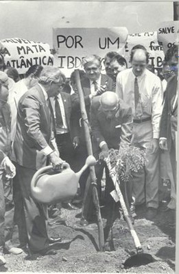 Ulysses Guimarães plantou muda de pau-ferro Ulysses Guimarães plantou muda de pau-ferro