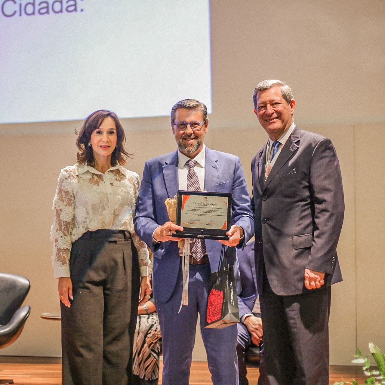 Ouvidor-Geral da Câmara dos Deputados é homenageado pela Associação Brasileira de Ouvidores