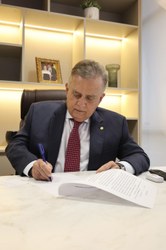 Deputado Flávio Nogueira apresenta projeto de lei sobre uso do Pix em casos de violência contra a mulher