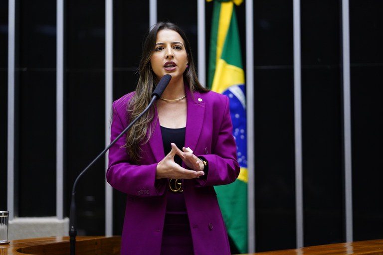 AMANDA GENTIL — Portal da Câmara dos Deputados