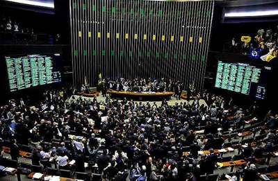 Plenário teve debate acirrado sobre a PEC. Na votação, foram 303 votos a favor, quando o mínimo necessário eram 308.