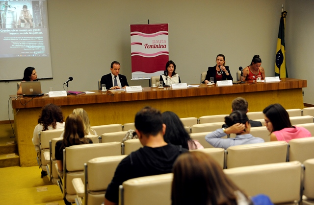 LBJR_Debate-sobre-exploracao-sexual-de-mulheres-em-grandes-eventos-esportivos_16092015001.jpg