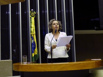 Ao comentar os 12 anos da Lei Maria da Penha, Josi reforça a importância da denúncia