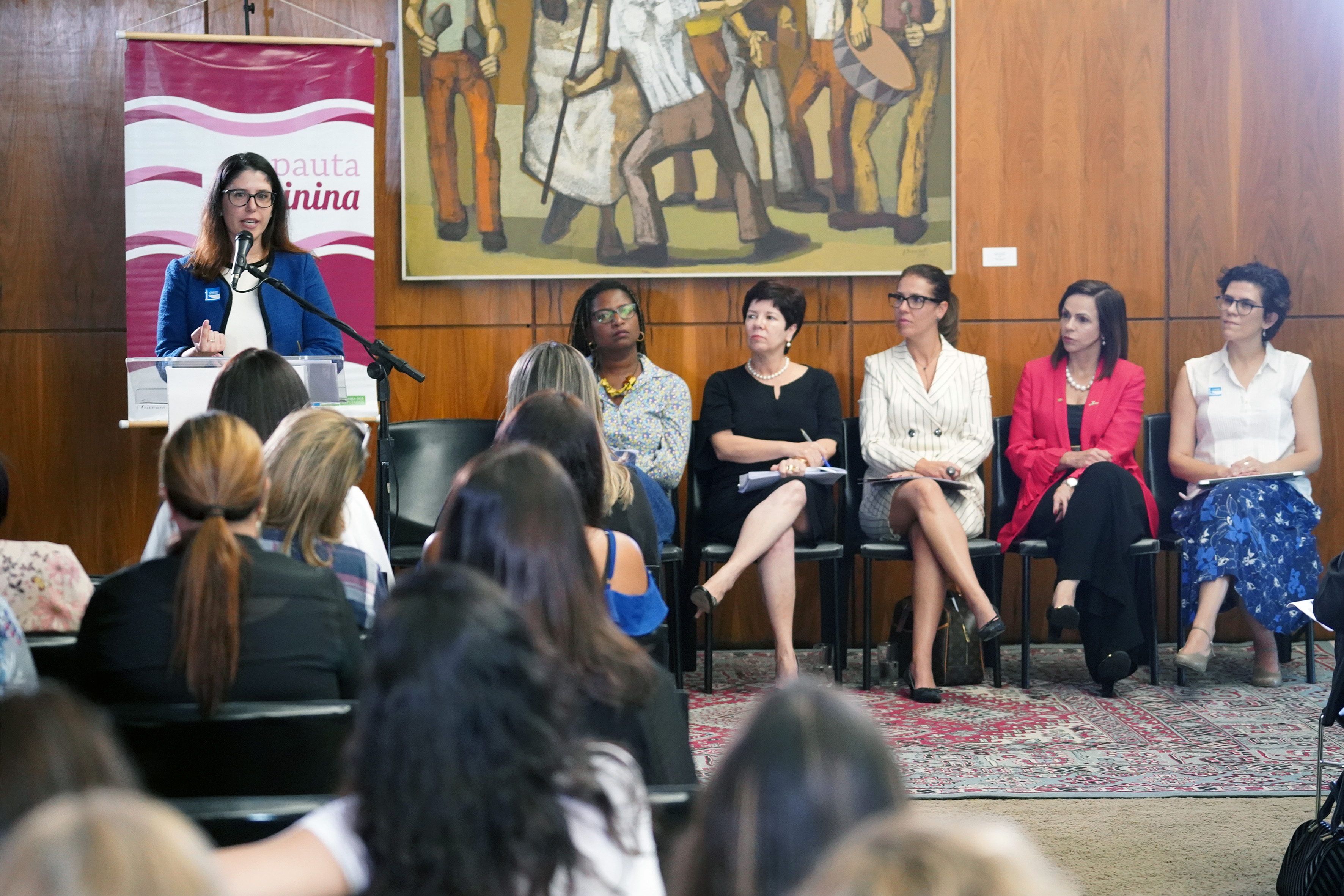 Bancada feminina quer ações para aumentar número de mulheres na política