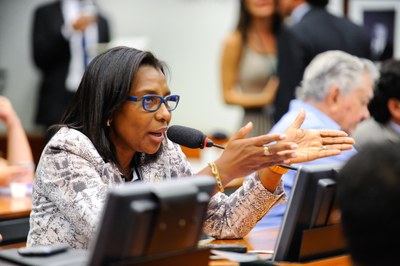 Comissão do Senado aprova projeto de Rosangela Gomes em favor das mulheres