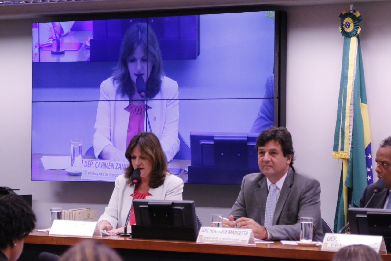 Durante lançamento de Frente, Carmen pede mais diálogo entre o Ministério da Saúde