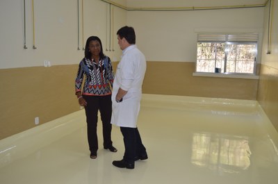 Rosangela Gomes e Dr. Joé Sestello na enfermaria do Hospital da Posse já pronta