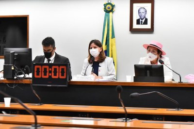 Debate sobre aplicação de leis de reconstrução mamária