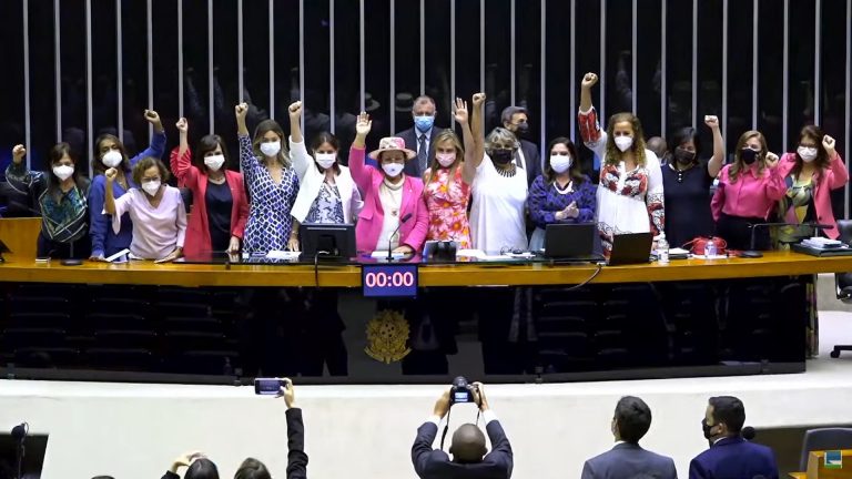 Bancada feminina durante sessão deliberativa em 8 de março