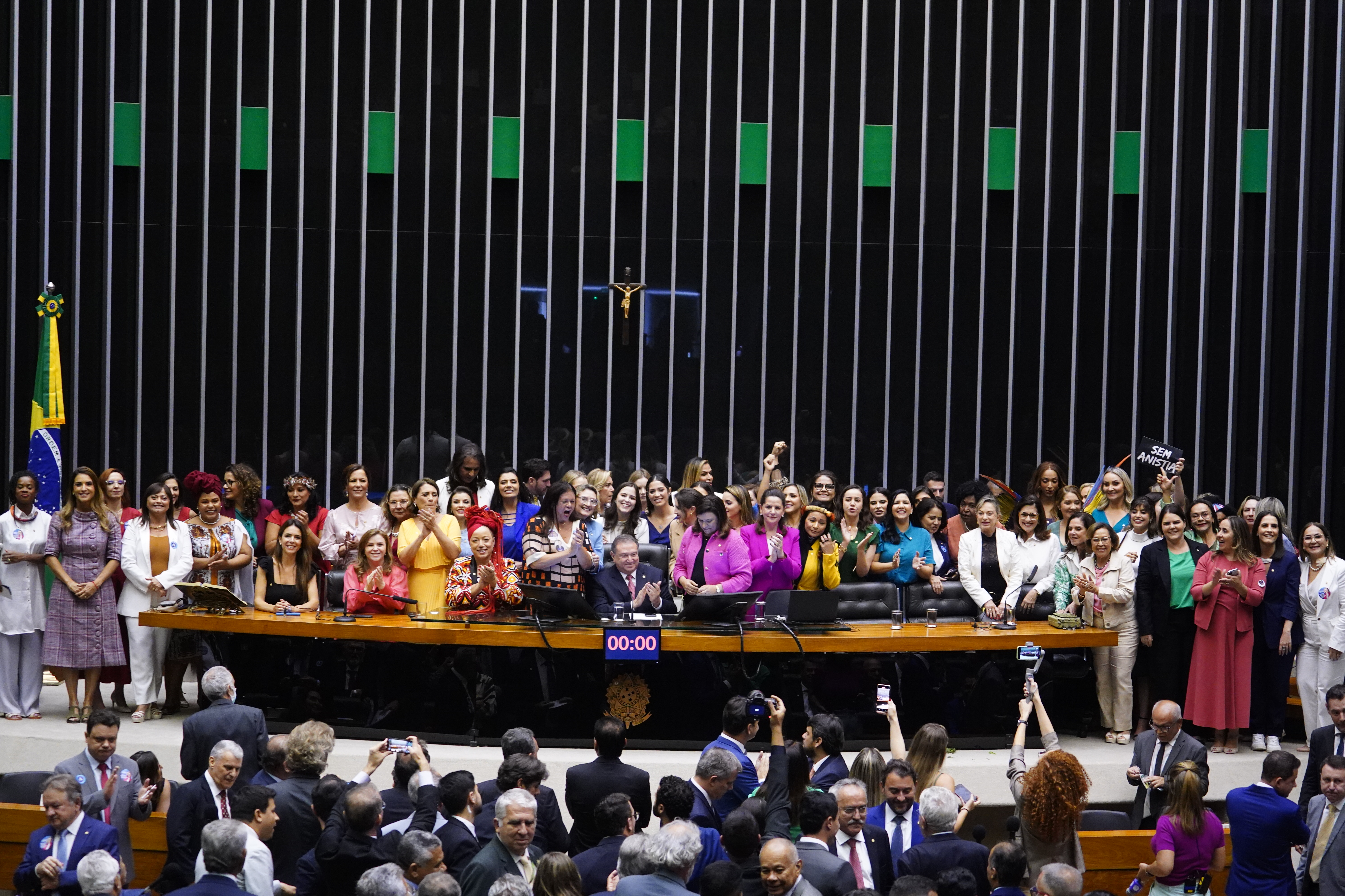 Bancada feminina em Plenário durante sessão de posse da 57a Legislatura