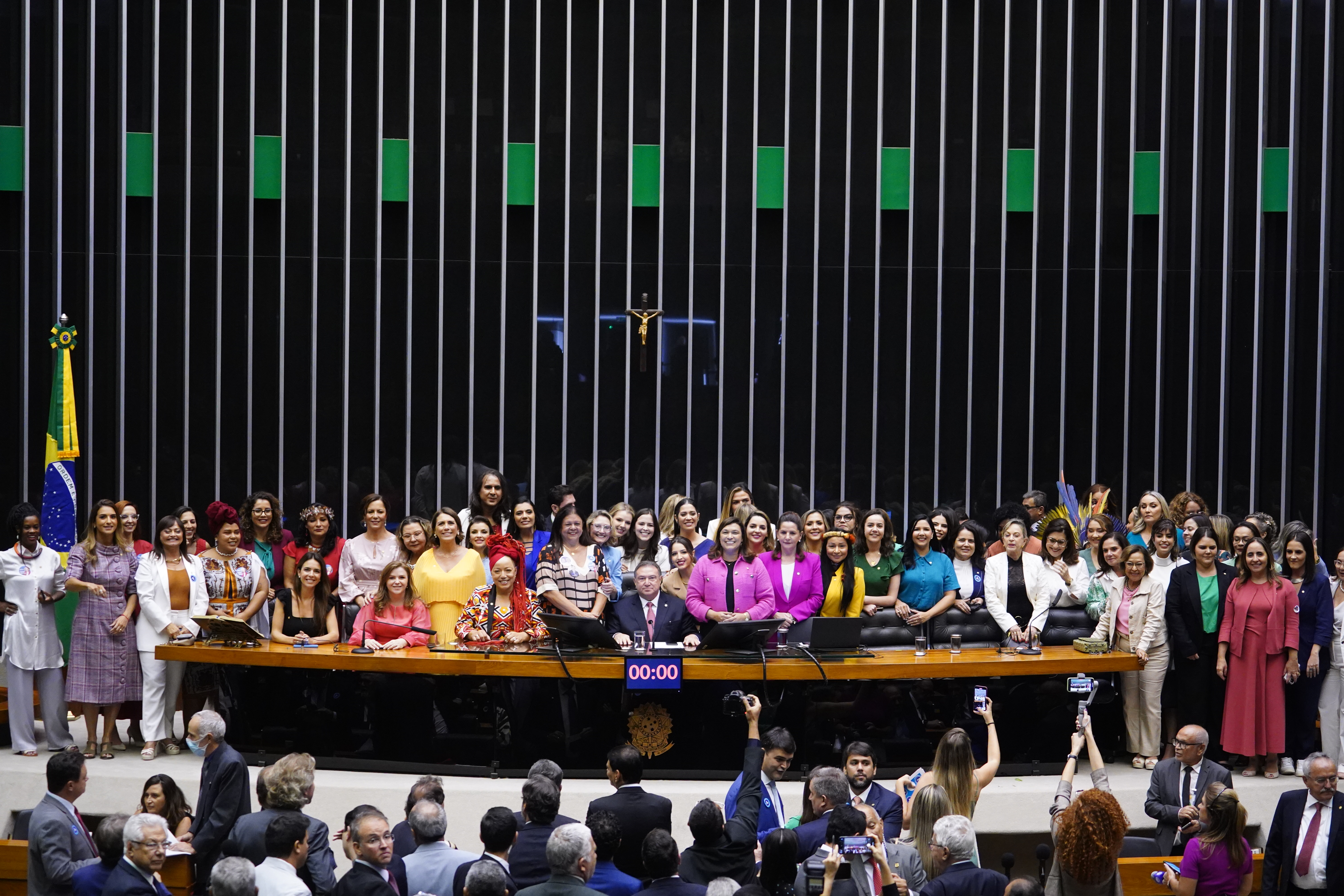 Bancada feminina em Plenário durante sessão de posse da 57a Legislatura