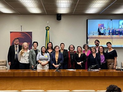 Pesquisadoras e equipe técnica do Observatório durante seminário sobre gênero, raça e eleições 2022