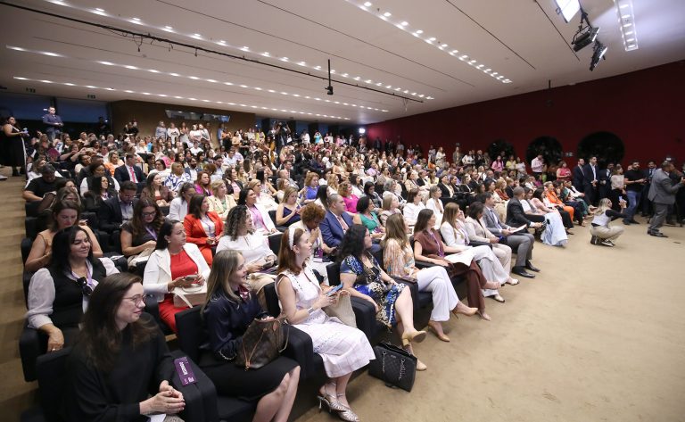 Centenas de mulheres participaram do encontro realizado na Câmara