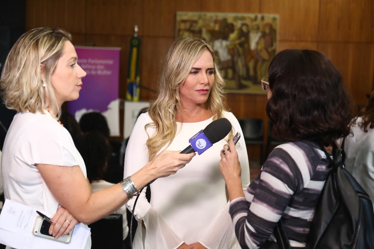 Bancada feminina espera derrubar veto ao projeto que cria programa nacional de saúde menstrual 