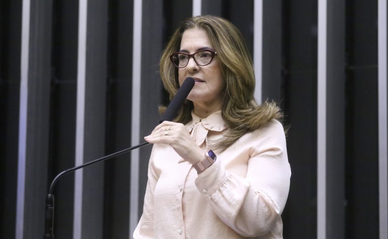 Câmara aprova projeto que reforça medida protetiva em caso de aproximação do agressor