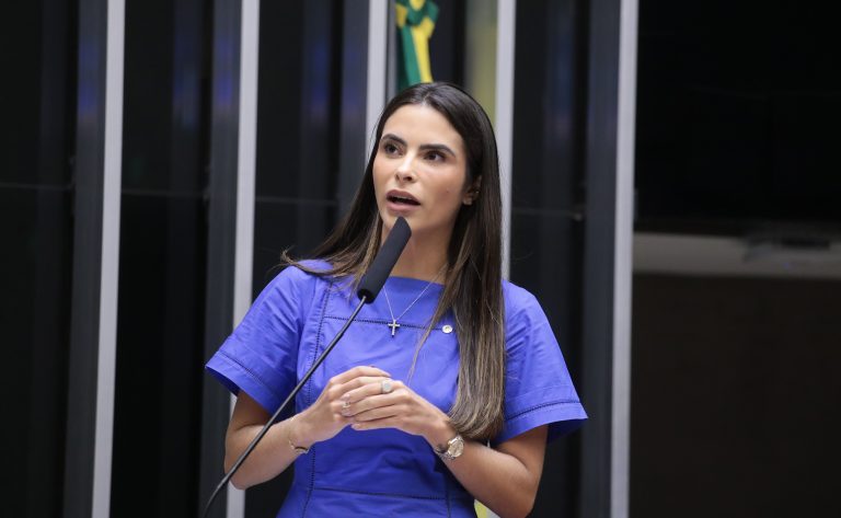 Câmara aprova punição para quem divulgar imagem de nudez gerada por inteligência artificial com fim de constranger