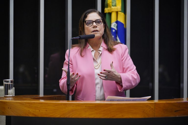 Câmara aprova regras para educação bilíngue de surdos