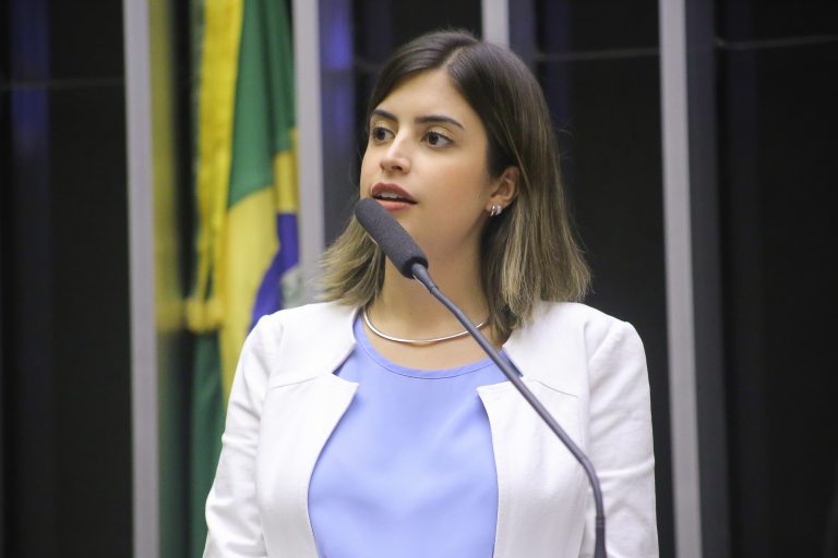 CCJ aprova projeto que atualiza lei para mudança de sobrenome após casamento