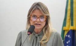 Comissão aprova medidas para inclusão de mulheres acima de 50 anos no mercado de trabalho