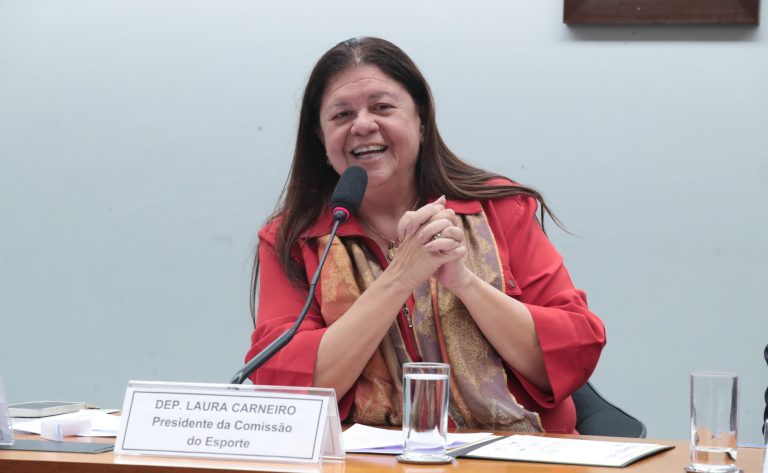 Comissão aprova possibilidade de proibir agressor de mulher de entrar em estádio 