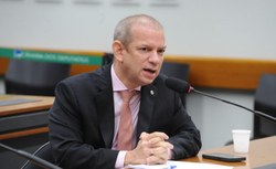 Comissão aprova projeto que veda prisão domiciliar para idoso condenado por crime sexual