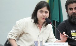 Comissão da Câmara aprova projeto que isenta mãe solo de taxa de concurso