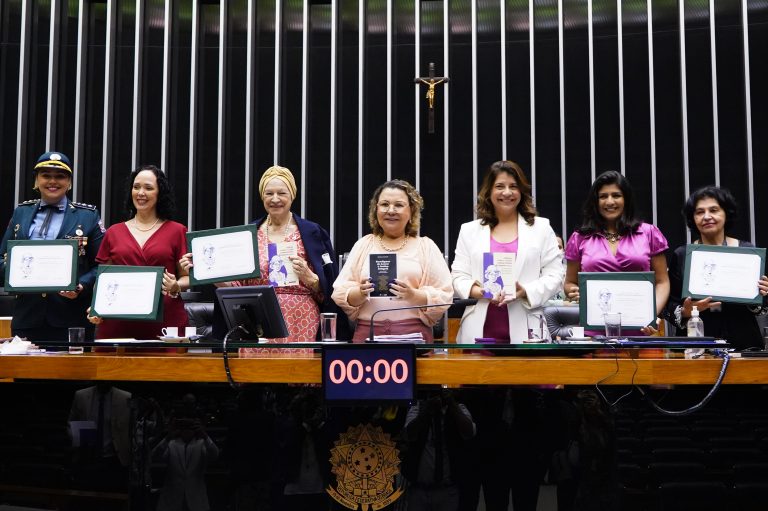 Comissão da Mulher da Câmara entrega diploma Mulher-Cidadã Carlota Pereira de Queirós  