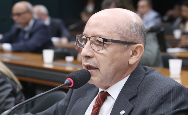 Comissão de Trabalho aprova licença de cinco dias para acompanhante de mãe solo