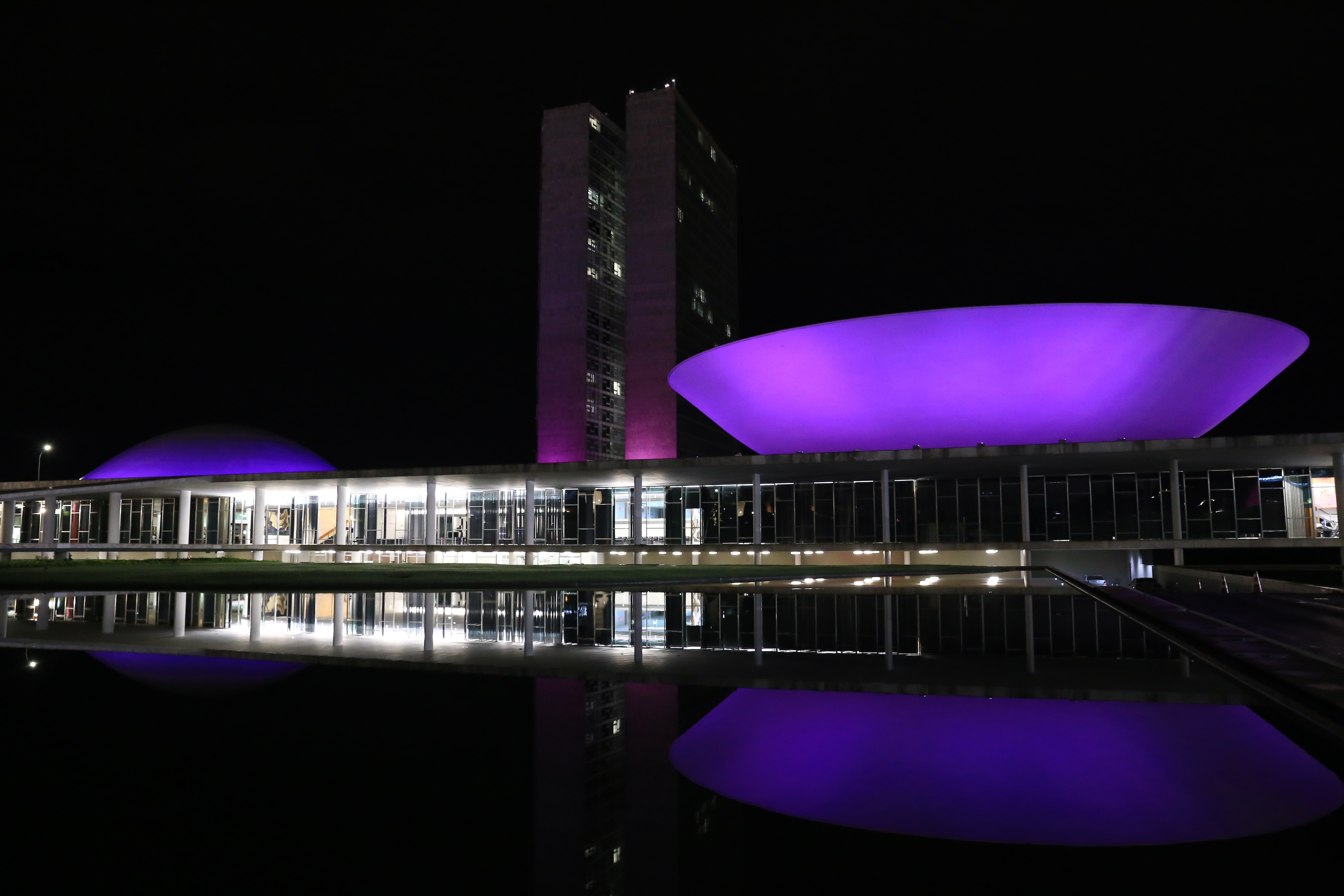 Congresso ganha iluminação em homenagem às mulheres