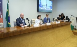 Debatedores defendem ampliação da licença-paternidade no País