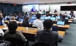 Deputadas e especialistas defendem proteção a mulheres contra imagens falsas de nudez