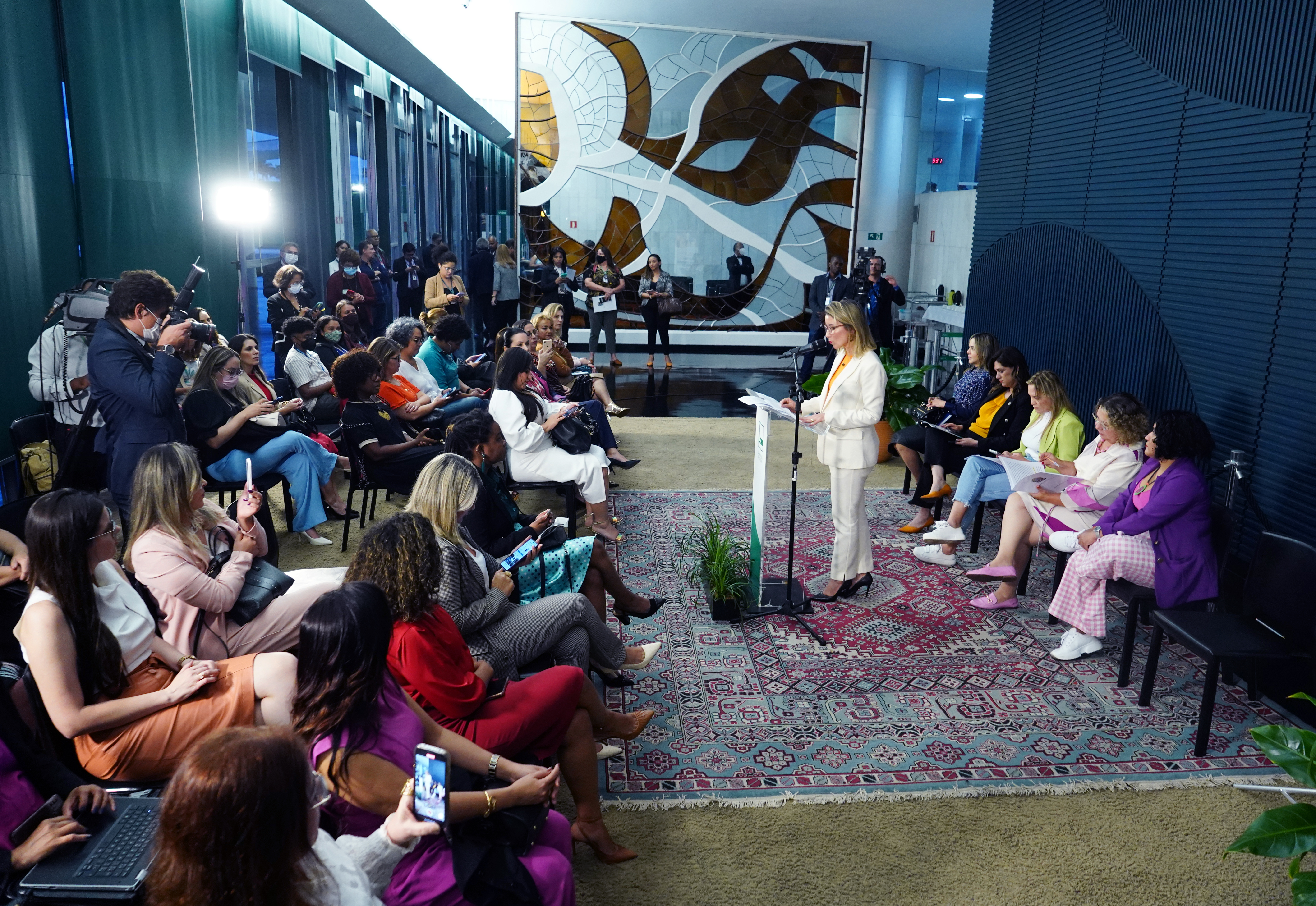 Deputadas ressaltam importância da campanha pelo fim da violência contra mulheres   