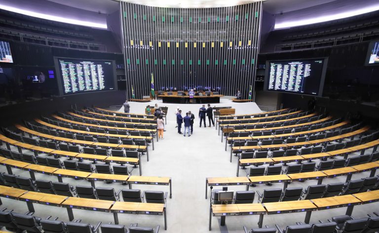 Deputados aprovam 12 pedidos de urgência para projetos sobre violência contra a mulher; acompanhe 