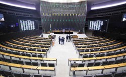 Deputados aprovam 12 pedidos de urgência para projetos sobre violência contra a mulher; acompanhe 