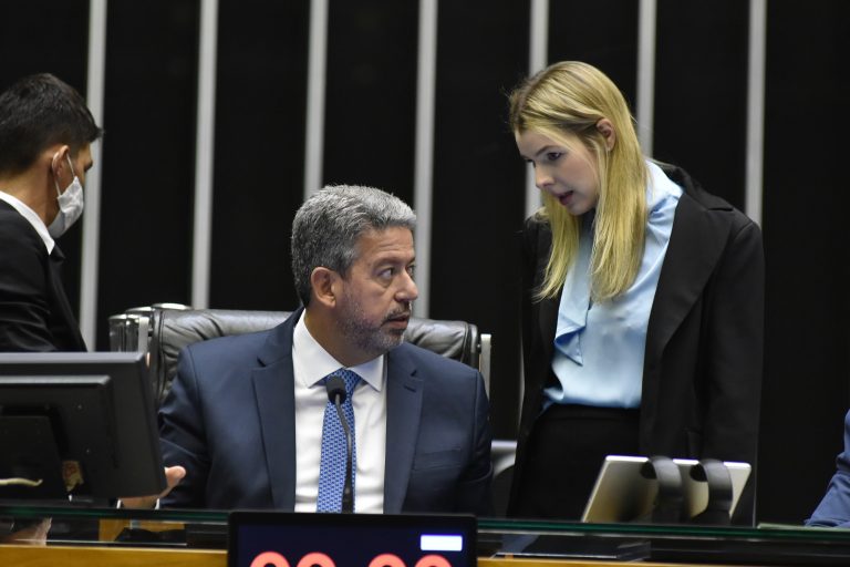 Deputados aprovam urgência para projeto que regulamenta educação domiciliar  