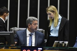 Deputados aprovam urgência para projeto que regulamenta educação domiciliar  