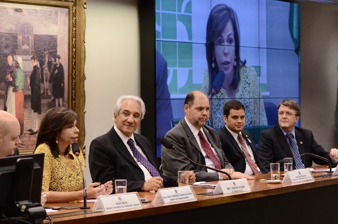 Dorinha lança proposta de plano nacional de banda larga nas escolas