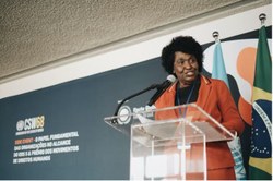 Benedita da Silva discursa na ONU pedindo apoio à legislação para proteção da mulher no trabalho