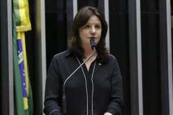 Em sessão solene, Carmen Zanotto defende políticas consistentes para pescadores