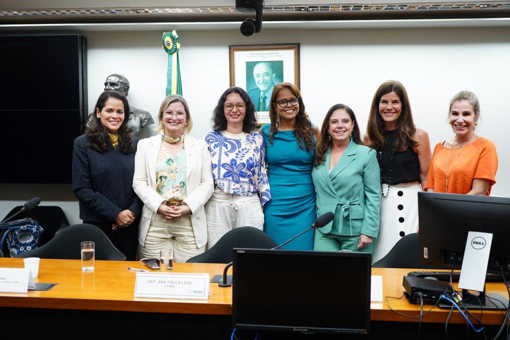 Frente debate combate à violência e fomento ao empreendedorismo feminino