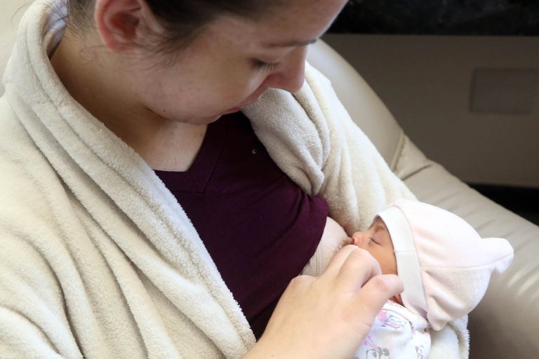 Painéis de votação da Câmara passam a incluir registro de licença-maternidade