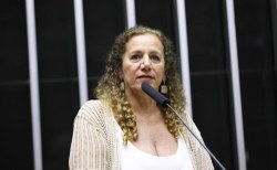 Pena maior para crime com uso de IA contra a mulher vai a sanção