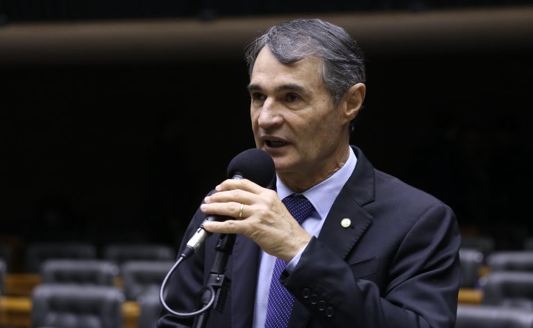 Projeto cria cota para mulheres em cargos de direção no SUS