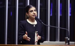 Projeto prevê até 3 anos de prisão para quem divulgar, sem autorização, vídeo sexual falso de mulher