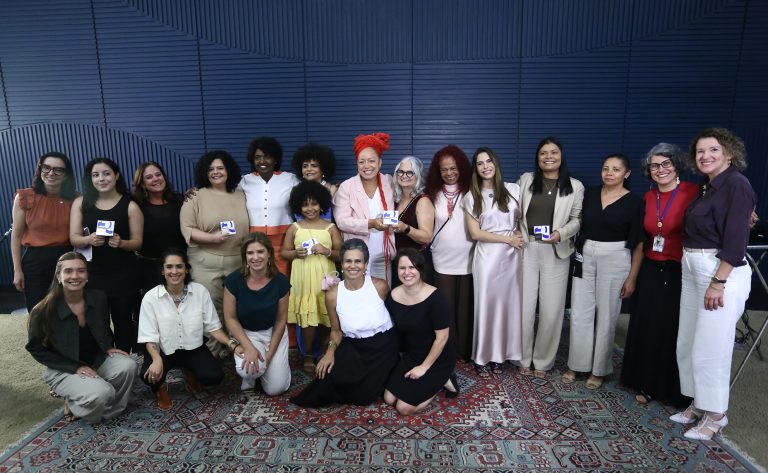 Vencedoras do concurso de obras audiovisuais “Pelo Fim da Violência contra a Mulher” recebem prêmio na Câmara 