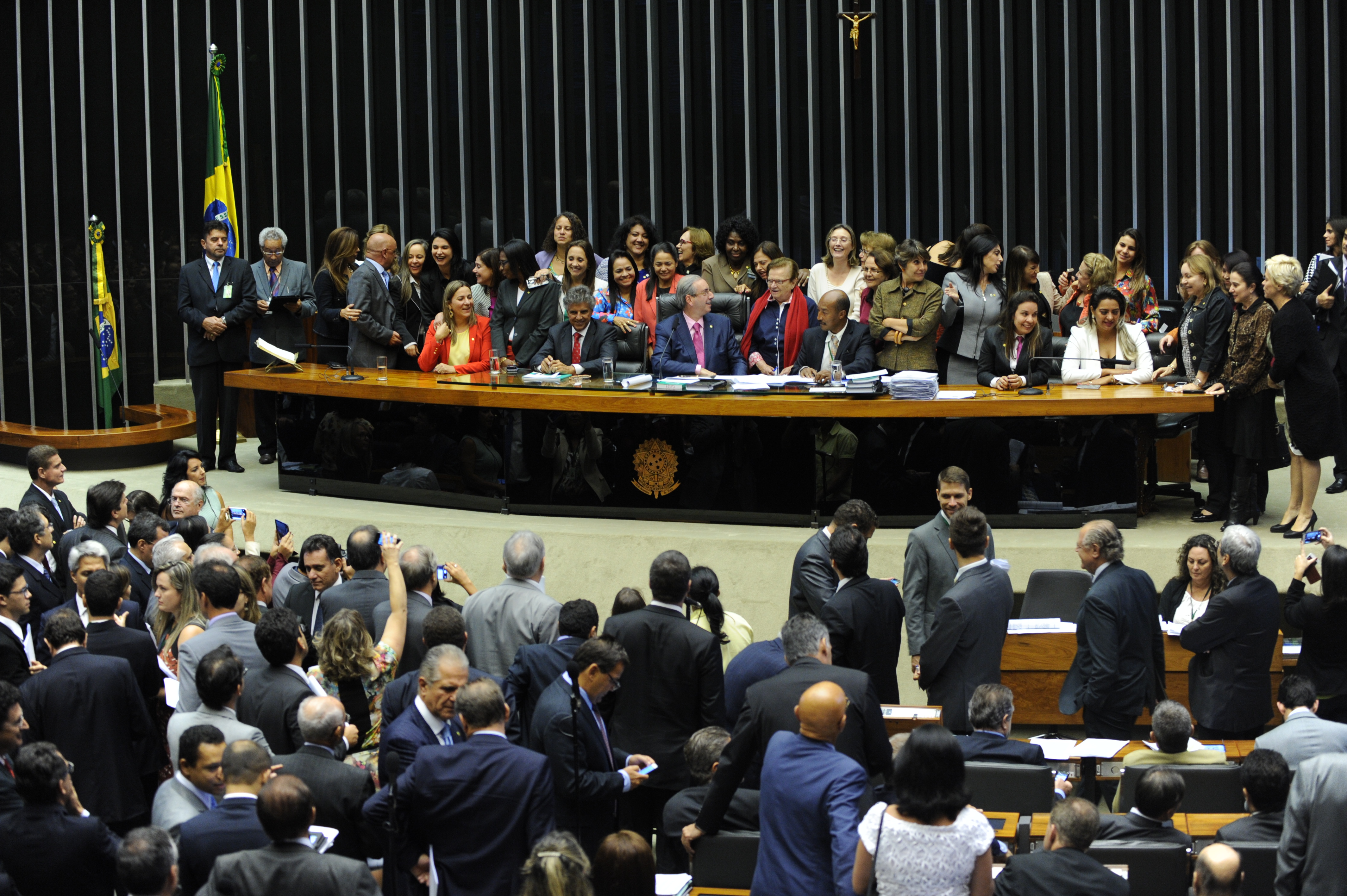 Aprovada em 2º turno PEC que garante vaga para mulher em Mesas Diretoras