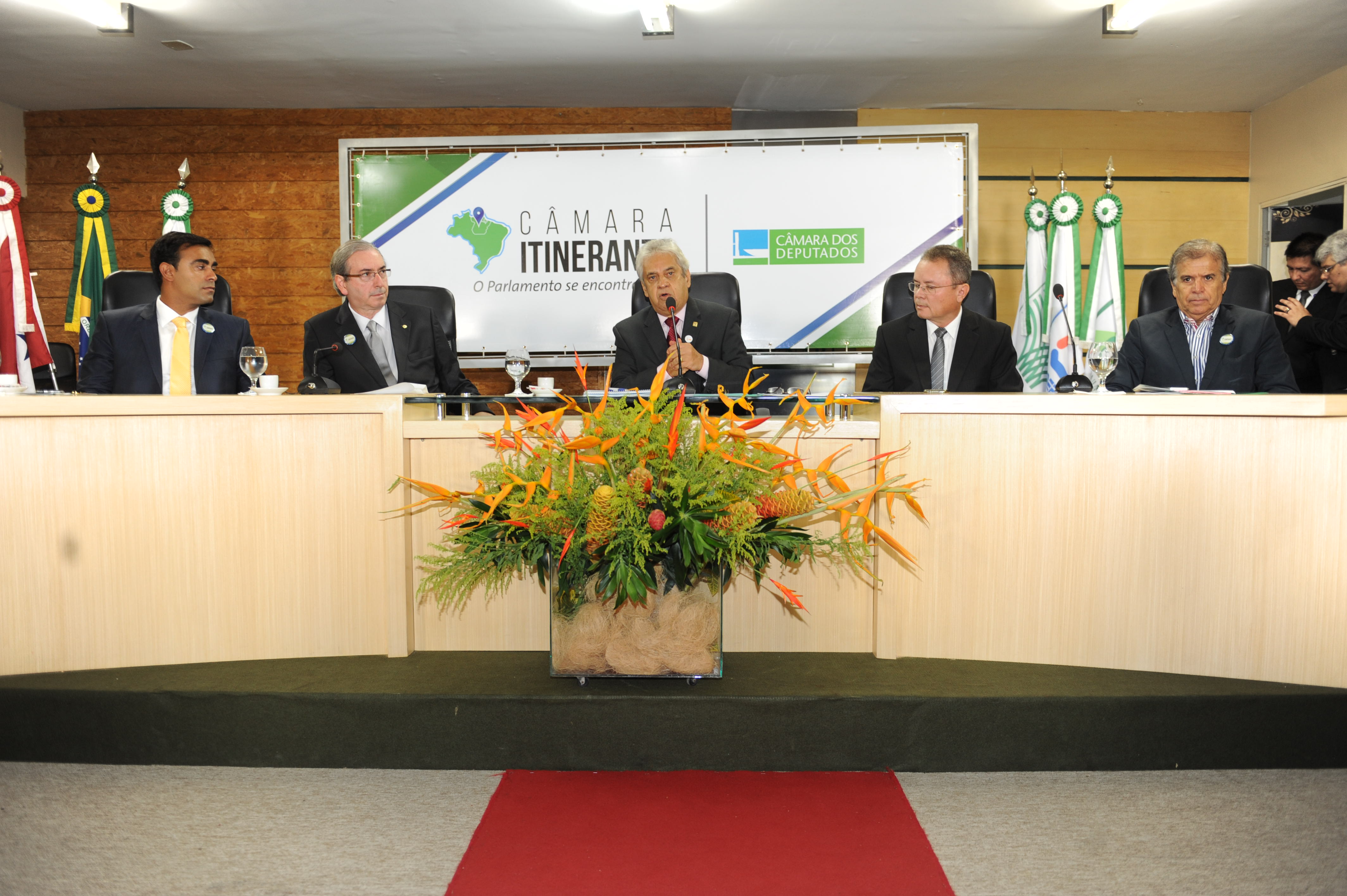 Cunha quer concluir votação da reforma política em maio para regras valerem em 2016